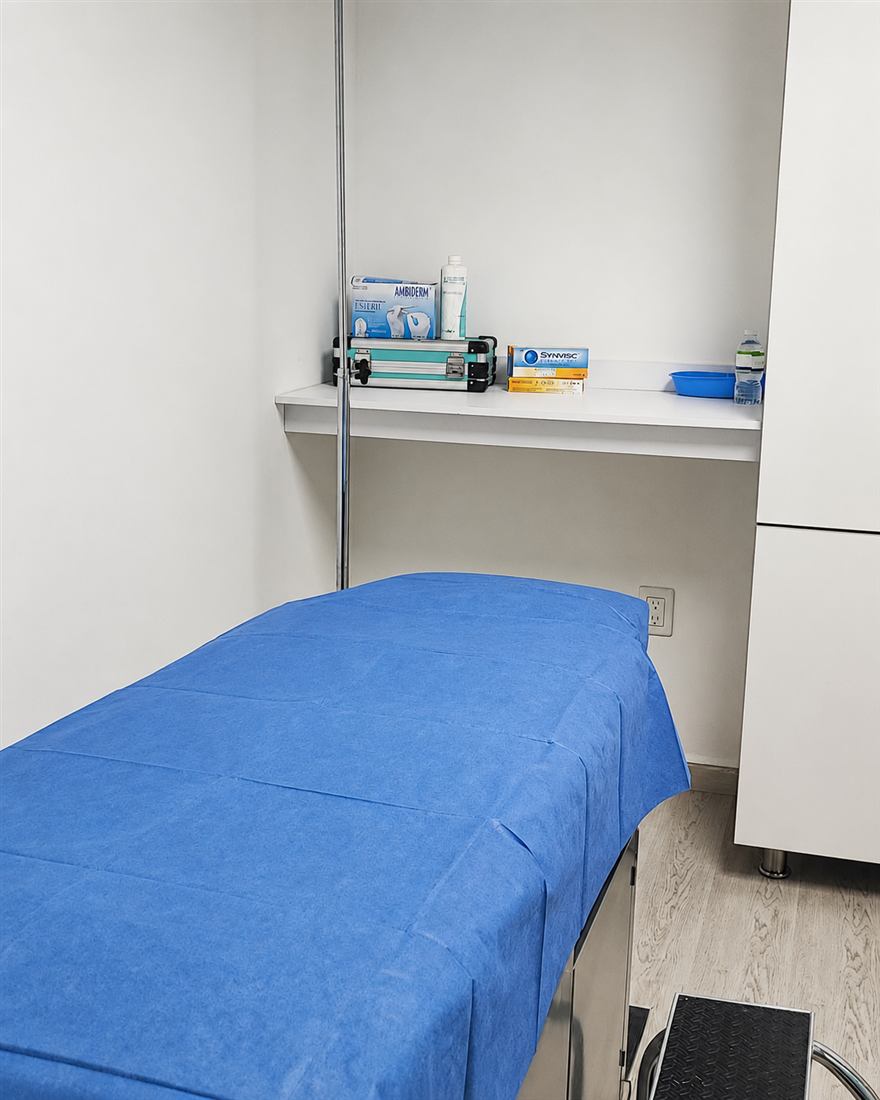 Sala de procedimientos e infiltraciones del consultorio