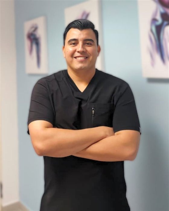 Dr. Iván Chávez Monteagudo en su consultorio