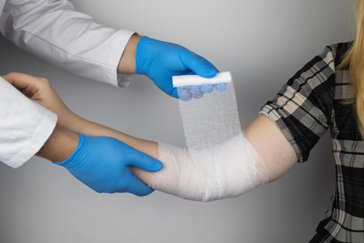 Atención de traumatología para lesión de brazo